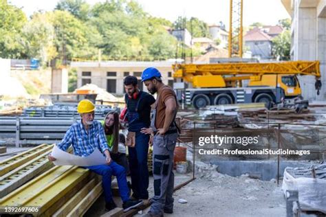 Lavoratori edili che firmano un contratto