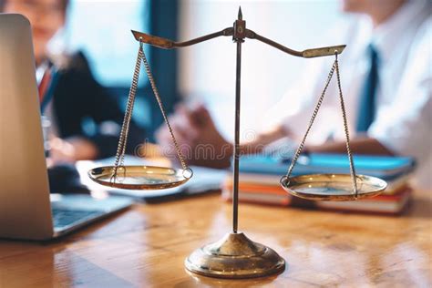 Bilancia della giustizia con documenti legali