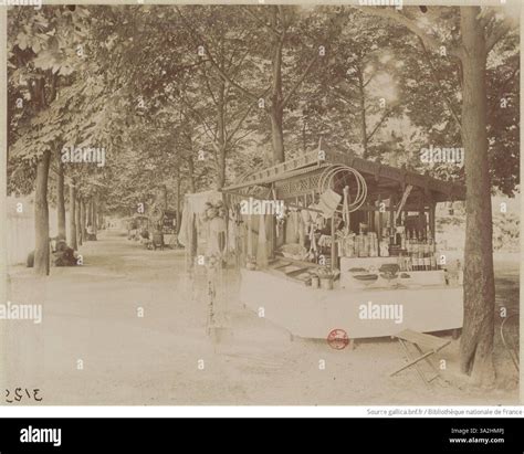 Bambini senzatetto in una strada russa all'inizio del XX secolo