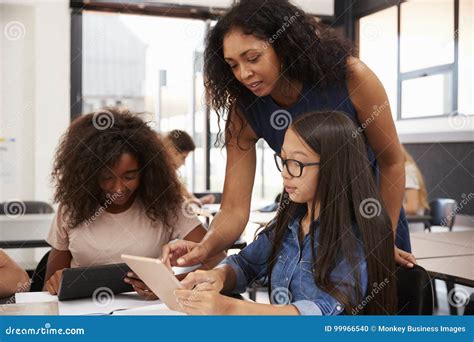 Insegnante che supervisiona gli studenti durante un'attività all'aperto