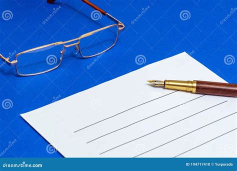 Documenti e penna su una scrivania