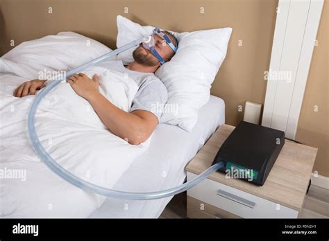 Persona che dorme con un apparecchio CPAP