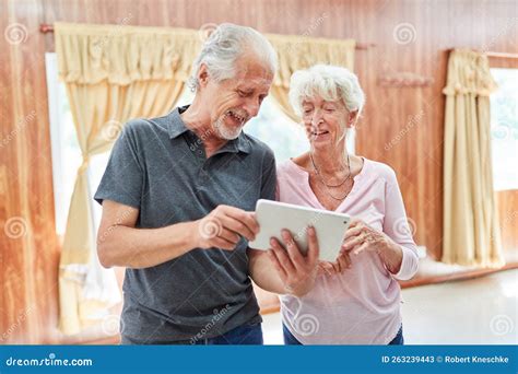 persone anziane che socializzano in un salone