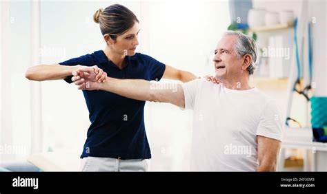 Anziano che fa esercizio fisico con un fisioterapista