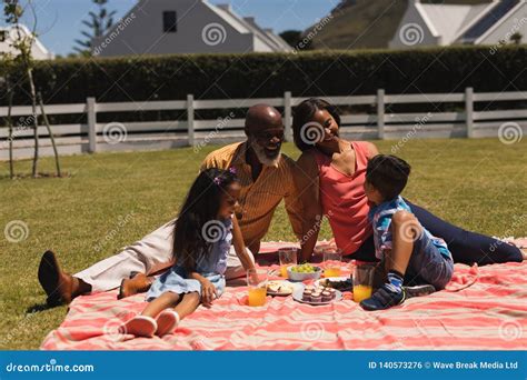 Immagine di una famiglia che interagisce con un anziano, simboleggiando il supporto e la cura