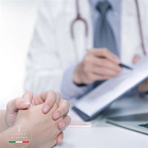 persona che mostra referti medici alla commissione