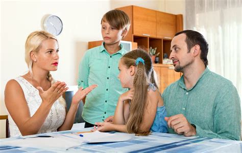 Genitori che parlano con un avvocato