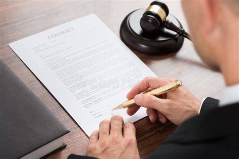 Un giudice che firma un documento legale