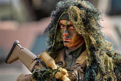 Illustrazione schematica di un drappello di militari in esercitazione
