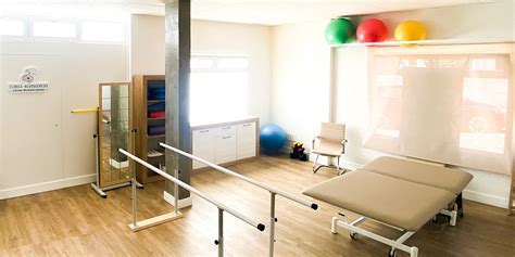 Sala di fisioterapia con attrezzature moderne
