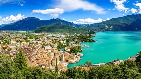 Vista panoramica di Bardolino con il lago di Garda