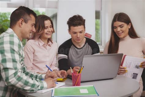 Ragazzi che studiano insieme con un insegnante di sostegno