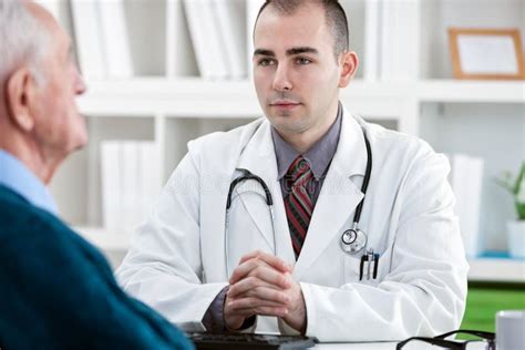 anziano che parla con medico