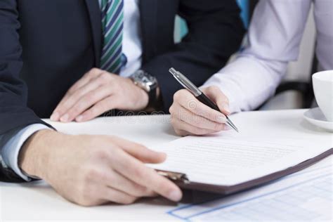 Persone che firmano un accordo scritto