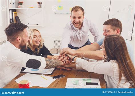 Immagine che illustra un professionista in viaggio per lavoro