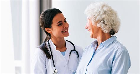 Personale medico che assiste un paziente anziano