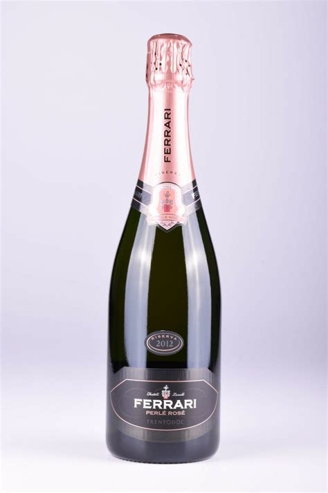 Bottiglia di Ferrari Brut Riserva Perlè Rosé