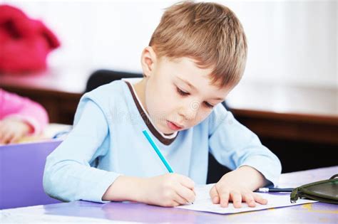 Bambino che studia con l'aiuto di un genitore