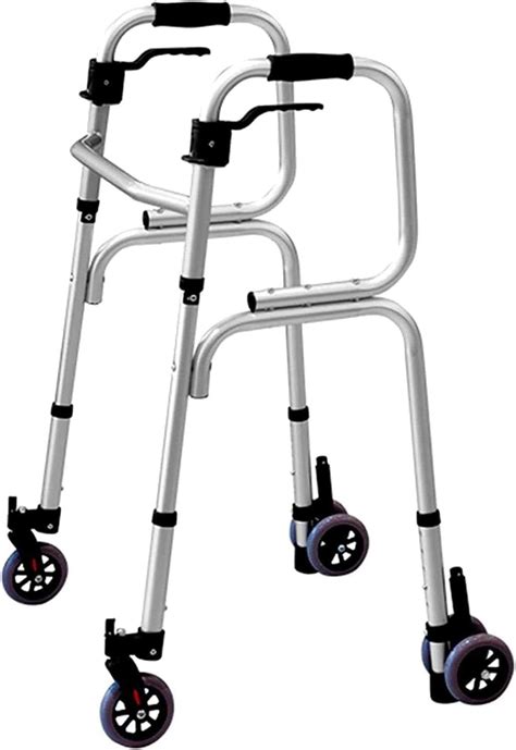 Persona anziana che utilizza un deambulatore leggero in alluminio