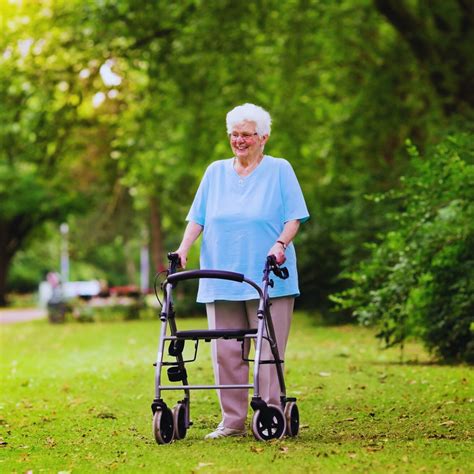 Deambulatore in alluminio piegato e riposto nel bagagliaio di un'auto