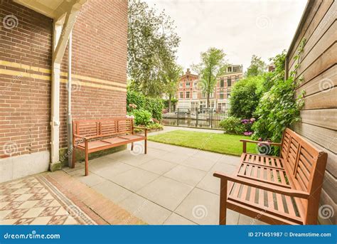 Giardino fiorito con panchine in una casa di riposo