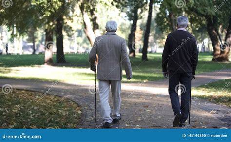 Anziani che camminano insieme in un parco