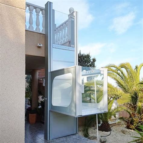 Montascale a piattaforma che trasporta una carrozzina