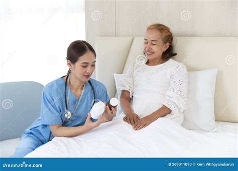 Persona anziana che viene assistita a letto