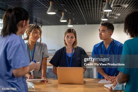 gruppo di operatori sanitari che discutono