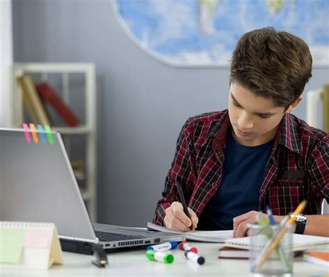 Ragazzo che studia intensamente