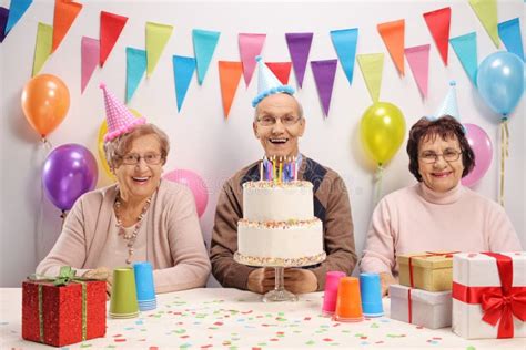Anziani che festeggiano un compleanno