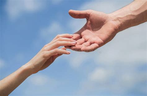 mani che si uniscono in segno di solidarietà