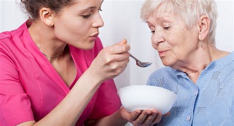 operatore sociale che parla con un paziente