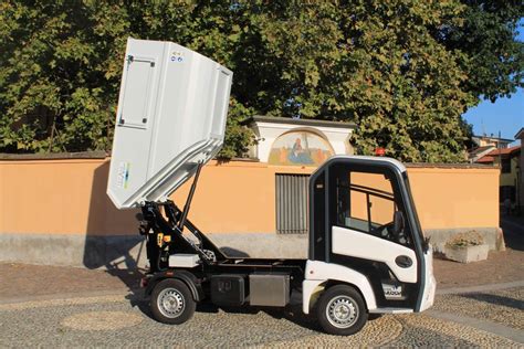 Immagine di un veicolo allestito per il trasporto di persone a mobilità ridotta, con particolare attenzione ai sistemi di ancoraggio.