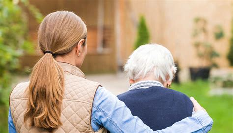 Anziana che riceve assistenza da una badante a casa