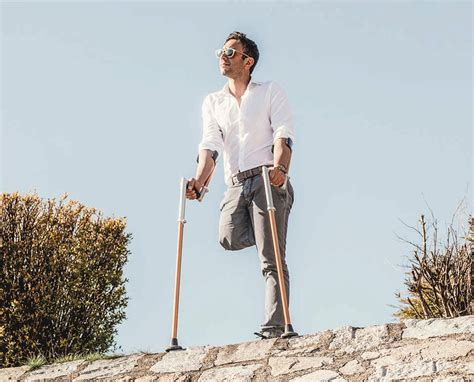 persona che usa stampelle