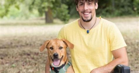 ragazzo che scarta un regalo con un cane a tre zampe