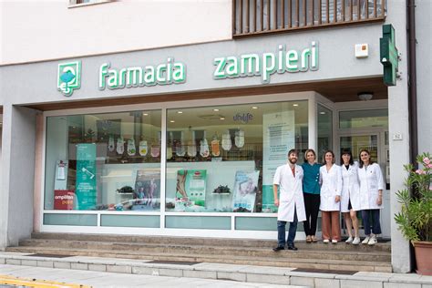 immagine di una farmacia o parafarmacia con personale sorridente