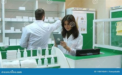 Farmacista che lavora in farmacia