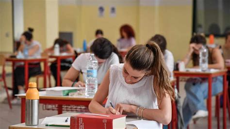 Studenti che svolgono un esame di stato