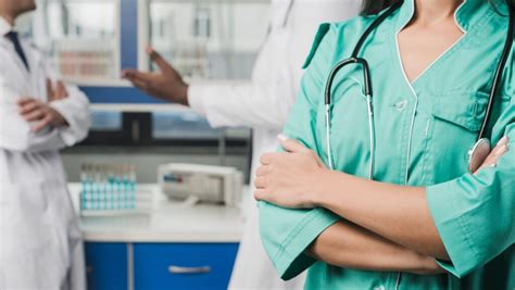 Un infermiere mentre prepara le terapie in un ambulatorio di RSA