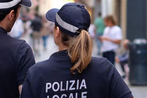 Illustrazione di agenti di polizia locale in servizio.