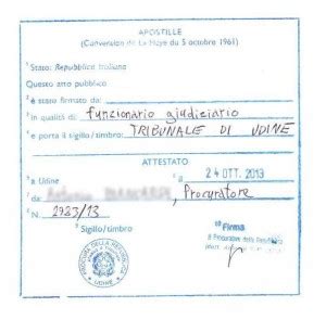 Documento legale con testo in italiano