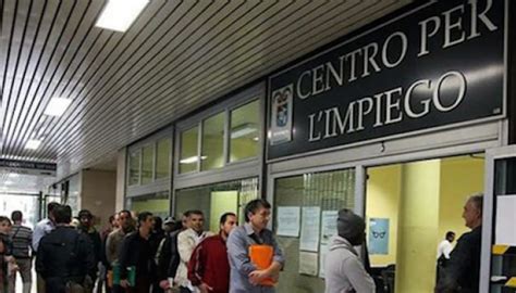 un ufficio del centro per l'impiego con persone in attesa