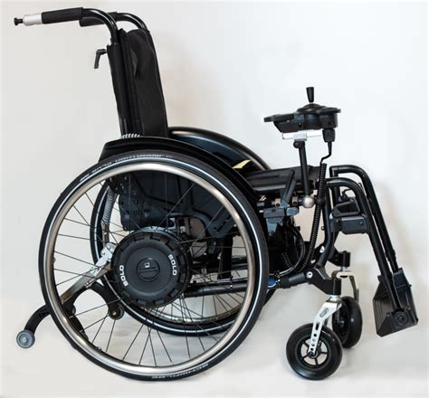 Carrozzina manuale con le ruote motorizzate del sistema Solo