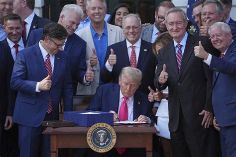 Donald Trump firma legge aiuti economici