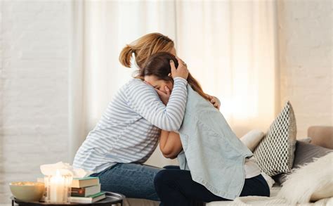 Famiglia che riceve supporto da un ente assistenziale