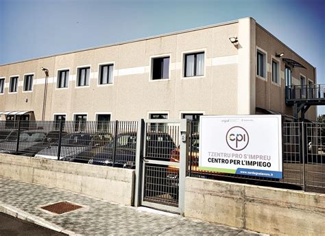 Immagine di un Centro per l'Impiego con persone in attesa.