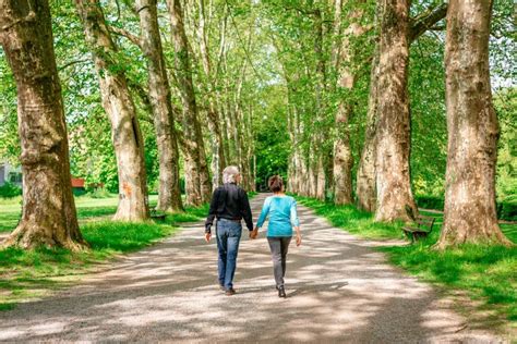 Persone anziane che camminano insieme in un parco