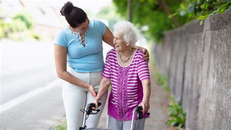 Famiglia che si prende cura di una persona anziana